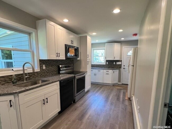 Building Photo - 253 E 17th St