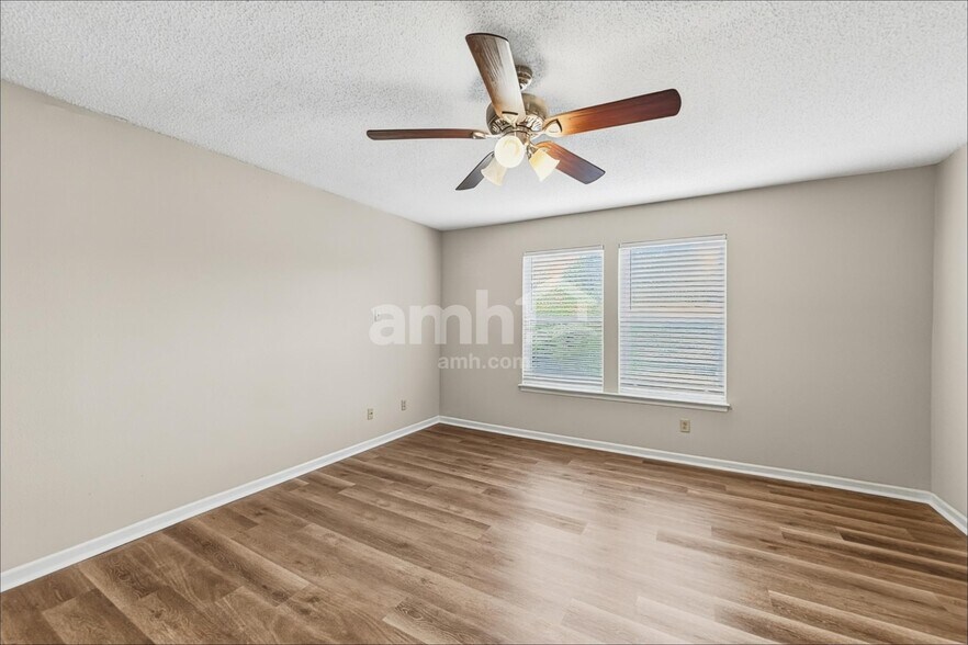 Building Photo - 2324 Shadowbrook Dr