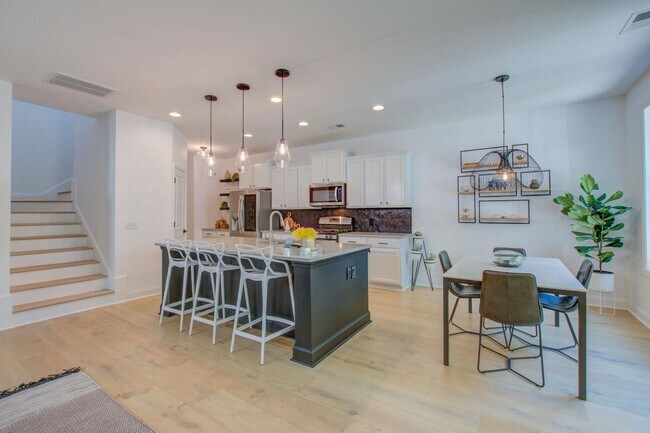 Building Photo - 4 Bedroom 2.5 Bath Townhome in Oyster Point - Mount Pleasant