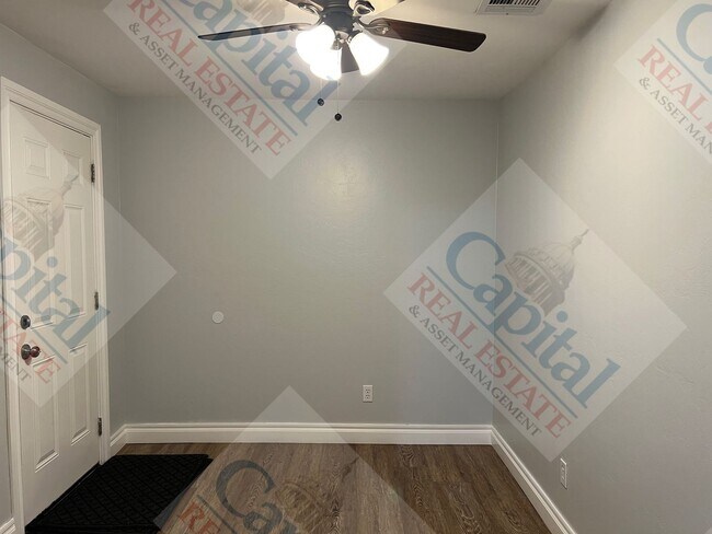 Building Photo - Updated 3 Bedroom