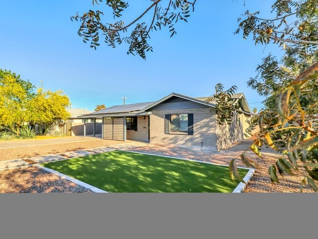 Building Photo - 544 W 17th Pl