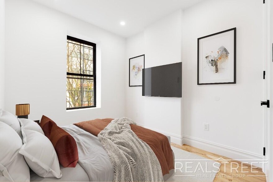 Building Photo - STUNNING 4+ BED 3 BATH DUPLEX + YARD IN PRIME BUSHWICK TOWNHOUSE