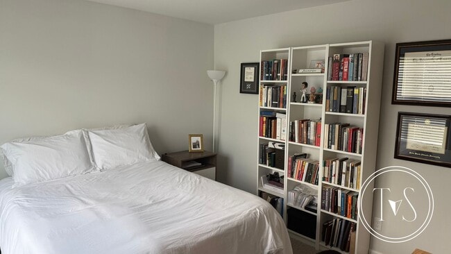 Building Photo - RATE DROP ALERT! (was $2240/month)