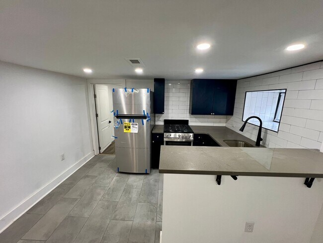 Building Photo - Luxurious 1-Bedroom Apartment in West Phil...