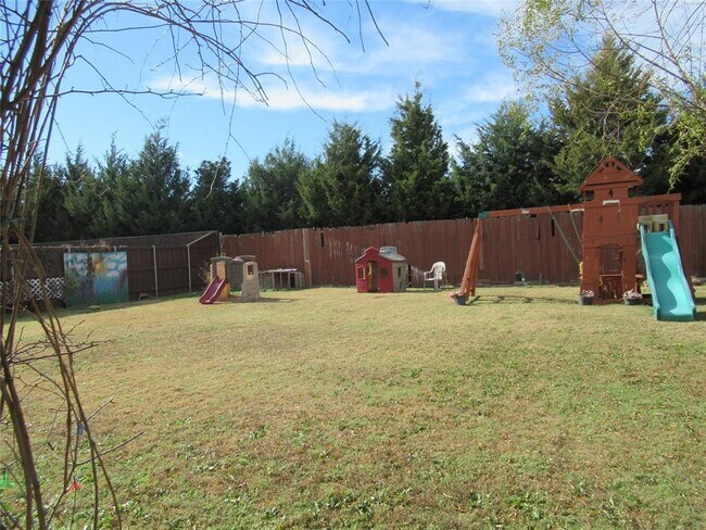 Building Photo - 120 Crystal Ct