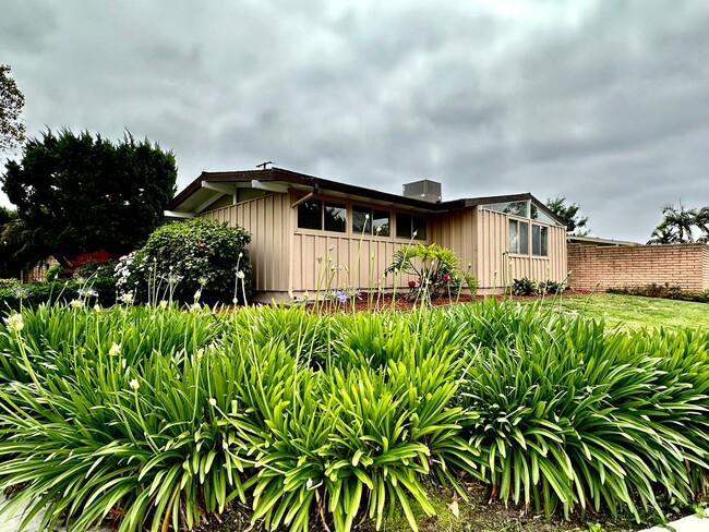 Building Photo - Three bedroom Cliff May Home