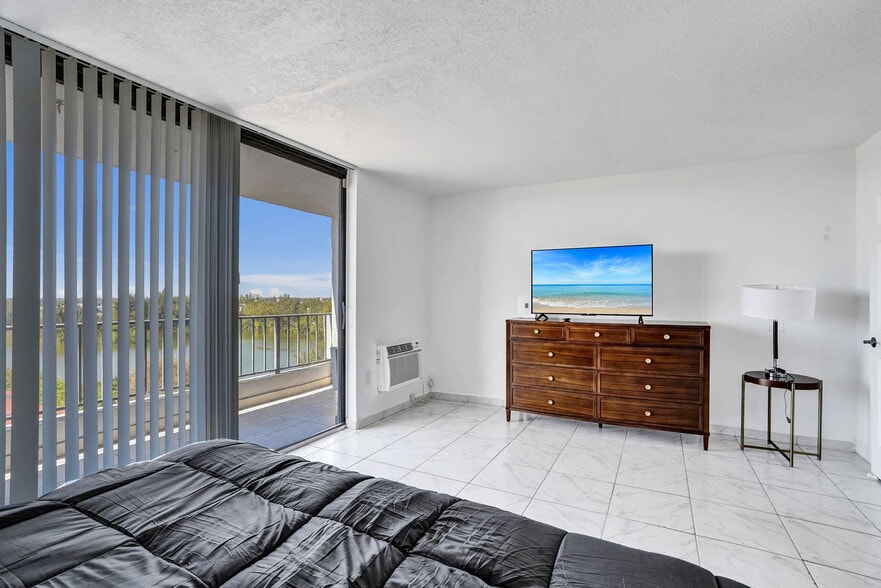 Building Photo - 777 NW 155th Ln