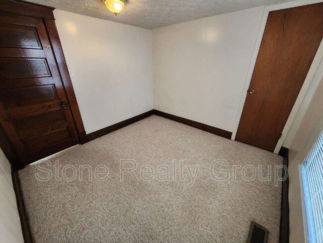 Building Photo - 706 N Erie St