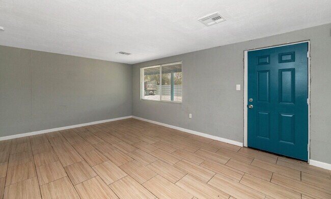 Building Photo - 2BR Unit with Private Backyard One Level