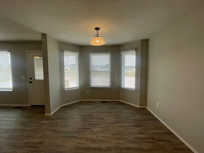 Building Photo - Make this  beautiful modern home yours!!