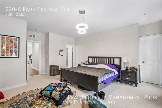 Building Photo - 220 Park Central Ter