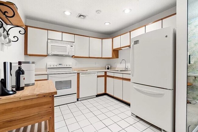 Building Photo - 305 Salem St