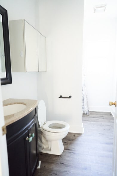 Building Photo - 606 E Realty St