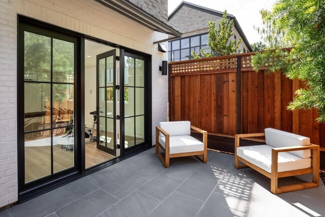 Building Photo - 160 Waverley St