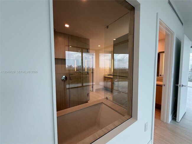Building Photo - 2411 Laguna Cir