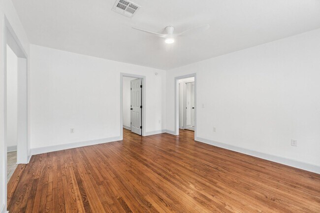 Building Photo - Charming 3-Bedroom Home with Modern Finishes and Inviting Patio!