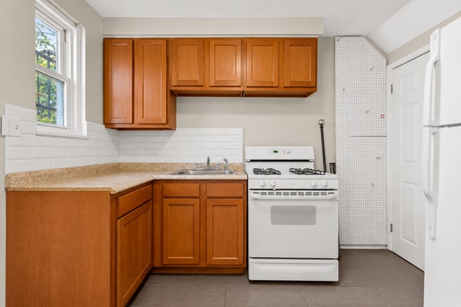 Building Photo - Beautiful updated townhome