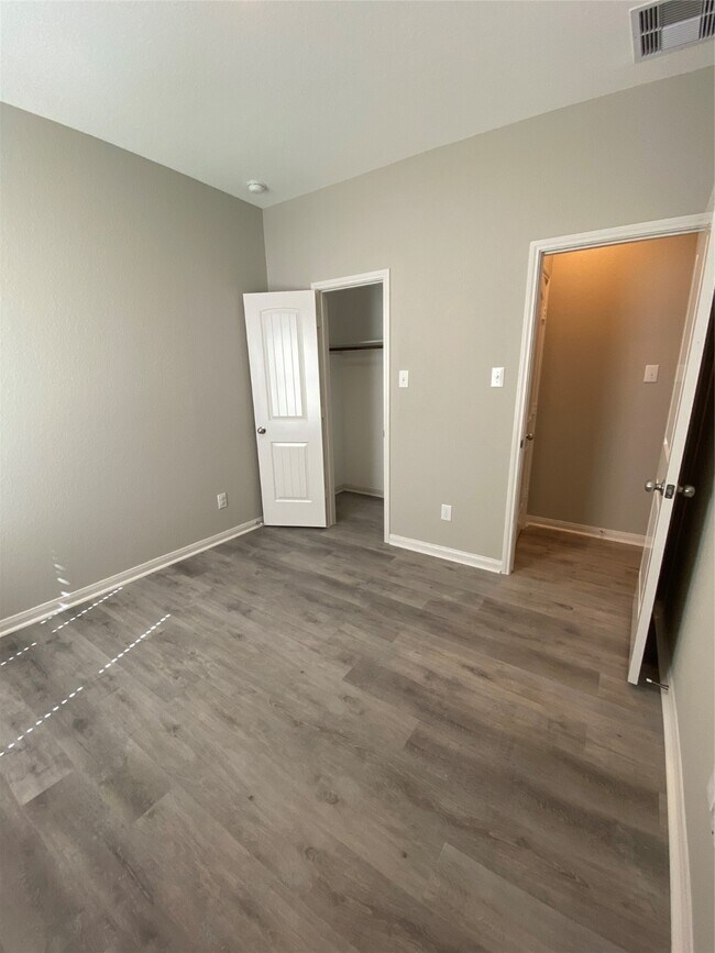 Building Photo - 16620 Merry Pines Dr