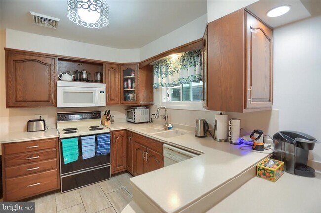 Building Photo - 83 Hillside Cir