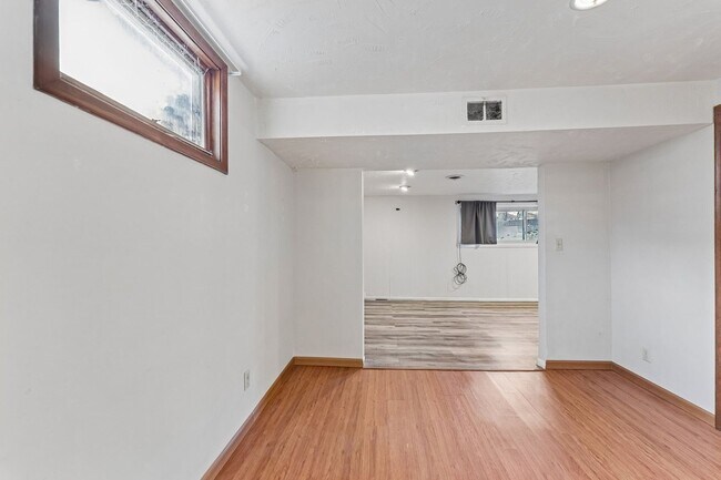 Building Photo - Sun Room!