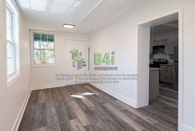 Building Photo - 1418 E 10th St