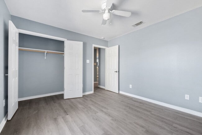 Building Photo - Carriage Place Square