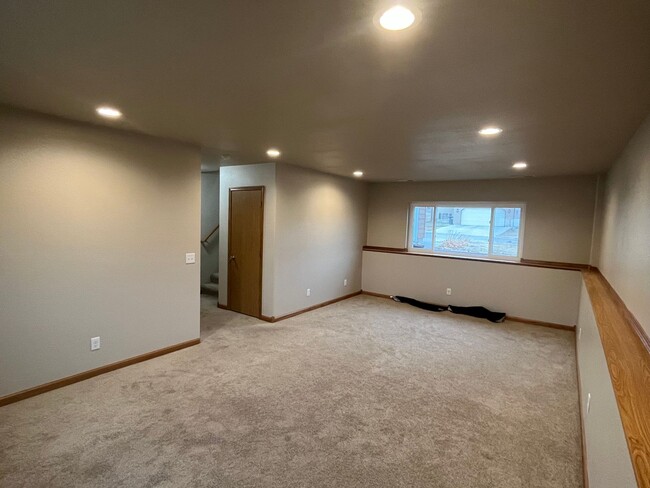 Building Photo - ** MOVE-IN SPECIAL ** 4 Bedroom, 2 Bathroo...