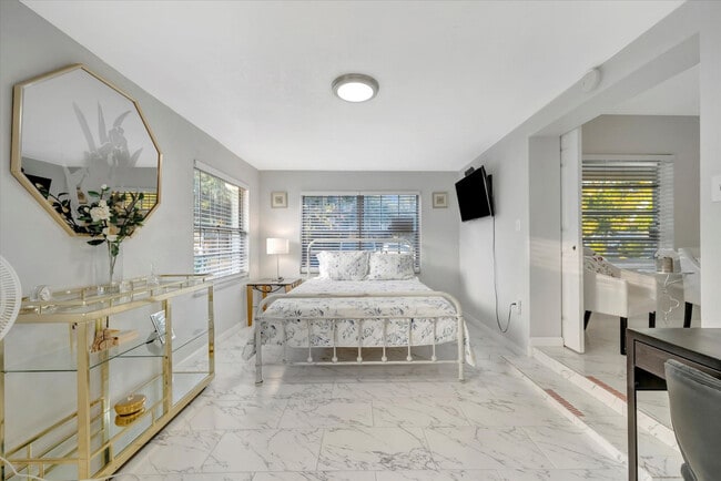 Building Photo - 4213 E Yukon St