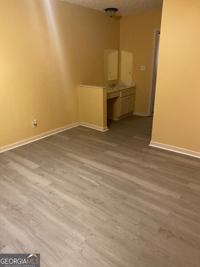 Building Photo - 8574 Creekwood Way