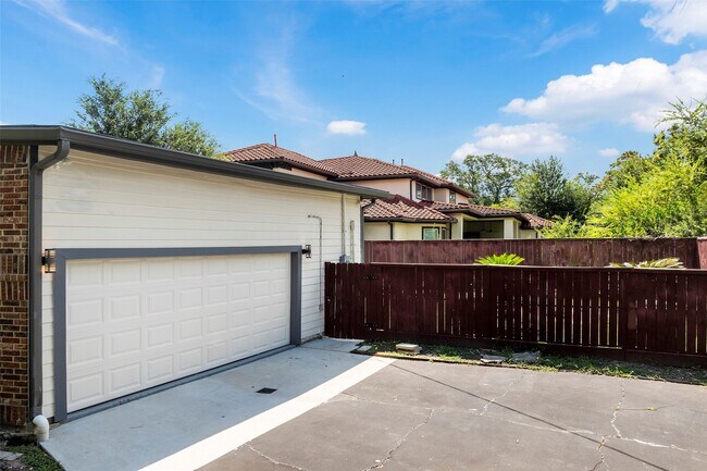 Building Photo - 12903 Figaro Dr
