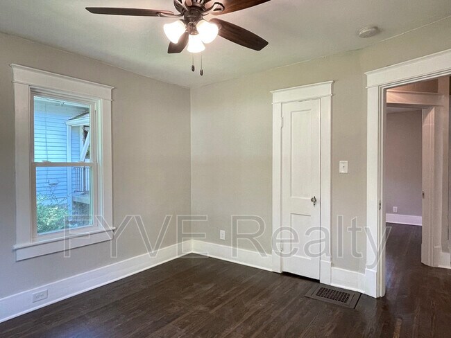Building Photo - 1126 Sharpe Ave
