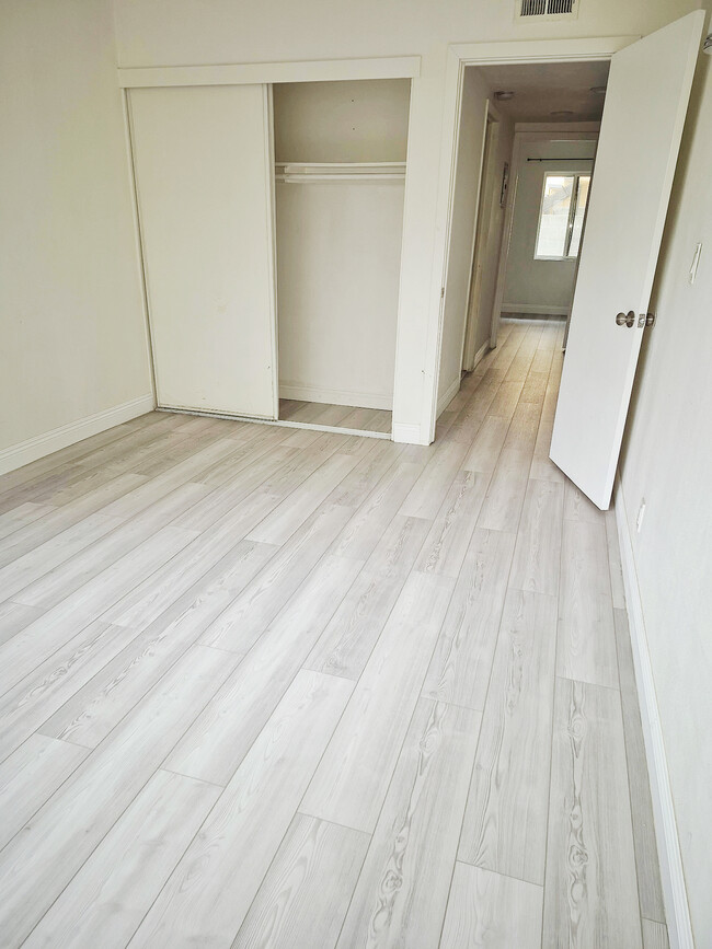 Building Photo - 857 N Vineyard Ave