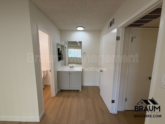 Building Photo - 5461 Kester Ave