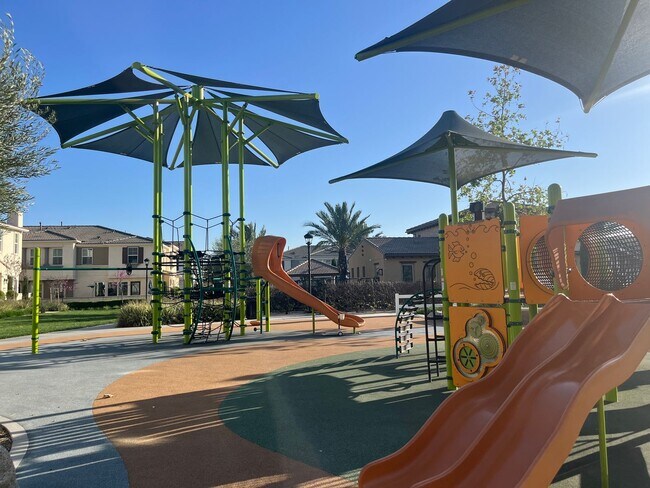 Building Photo - Spacious 3 bedroom, 3-bathroom condo for rent