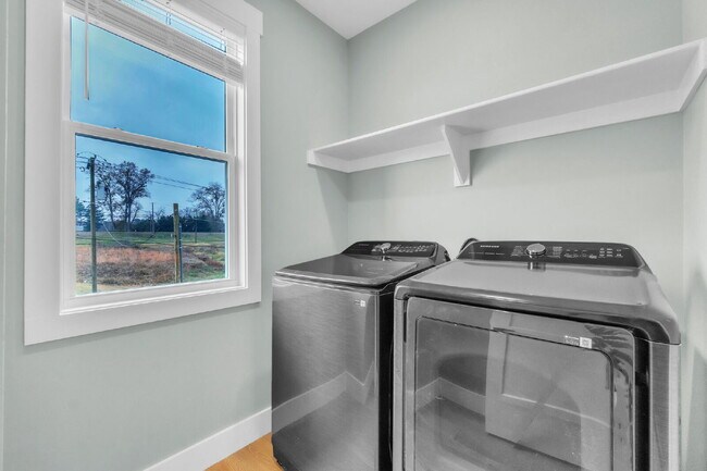 Building Photo - Updated 3-Bedroom, 2.5-Bathroom Townhome Gem in Landrum