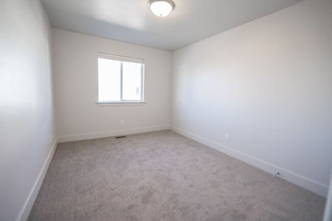 Building Photo - 3 bed, 2.5 bath Summerfield Townhome found in Rexburg! BRAND NEW PAINT THROUGHOUT!!!!