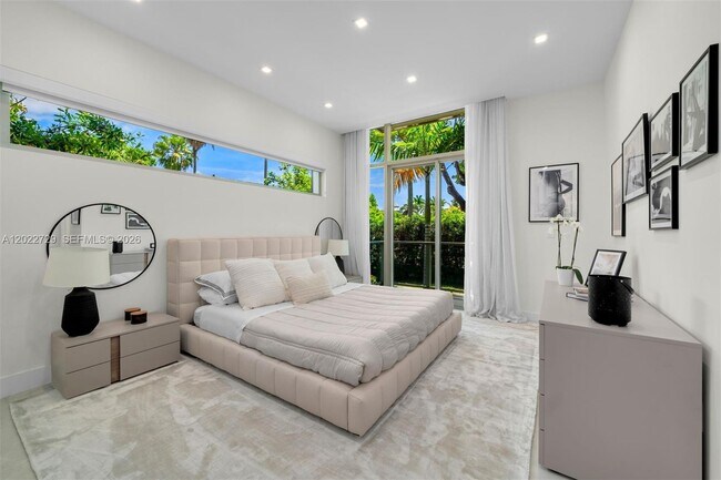 Building Photo - West 47th Street, Miami Beach, FL 33140 - 5 BR 5 BA single-family home