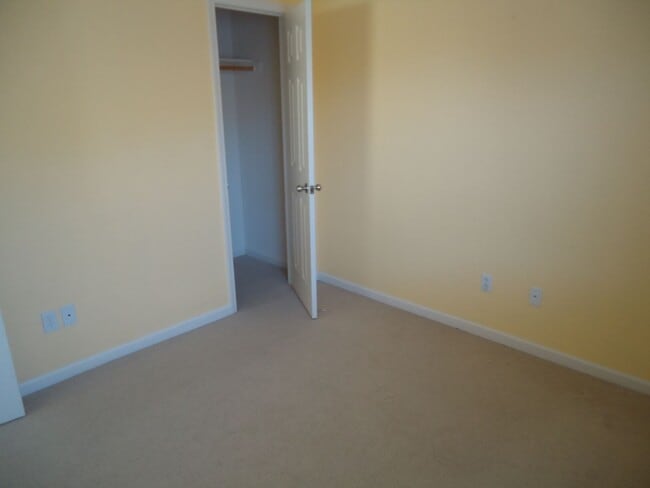 Building Photo - 2 bedroom, 2.5 bath and a loft in a quiet neighborhood