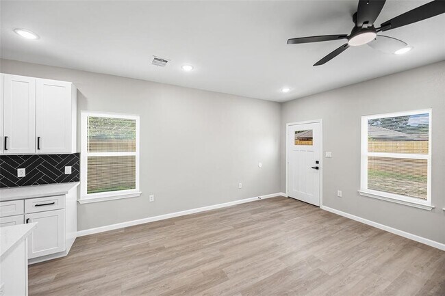 Building Photo - 10214 Hollyglen Dr