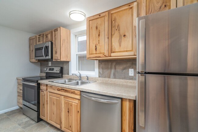 Building Photo - 3 Bedroom Home Available Now!
