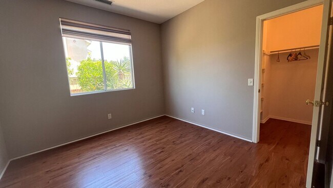 Building Photo - Beautiful home in gated community! Spaciou...