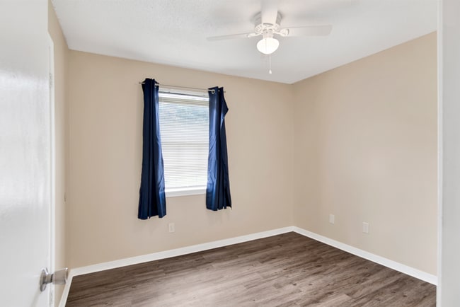 Building Photo - 4 Bed Home with Large Yard