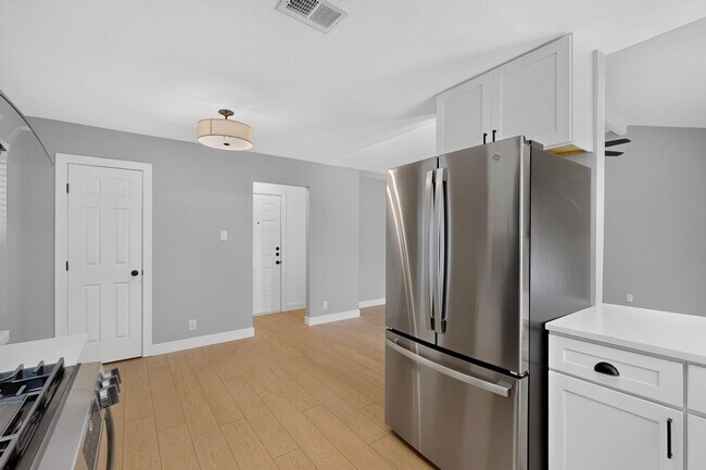 Building Photo - 2606 Hilldale Blvd