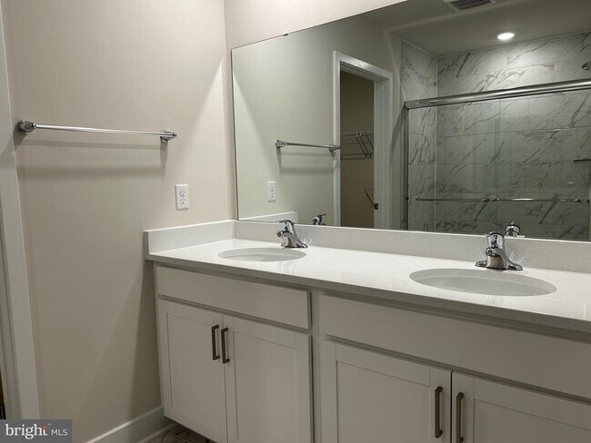 Building Photo - 140 Wappinger Ter