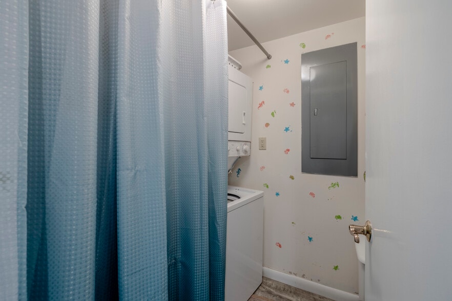 Washer & Dryer - 2800 N Highway A1A