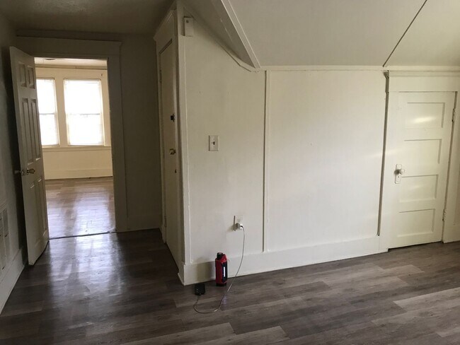 Building Photo - ELM 869-871