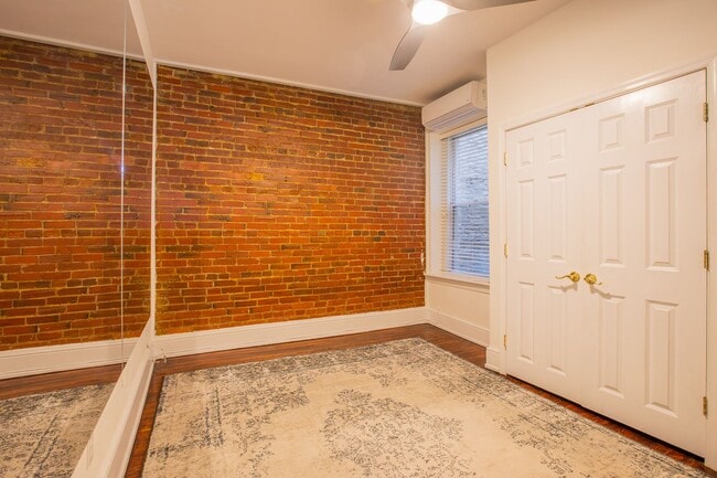 Building Photo - Stunning 2 BR/2 BA Condo in Dupont Circle!