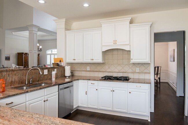 Building Photo - Luxury Living w/ Pool In Brentwood!