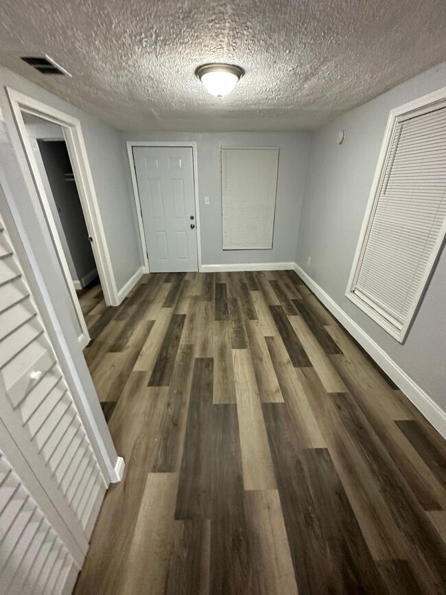 Building Photo - Fully Renovated 3/1 Single Family House Av...