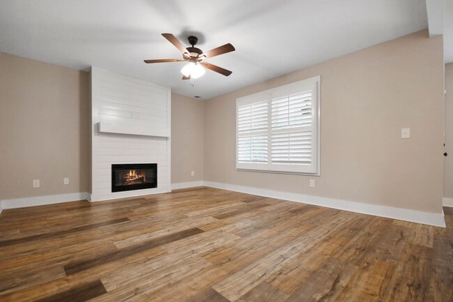 Building Photo - Pet Friendly Four Bedroom!